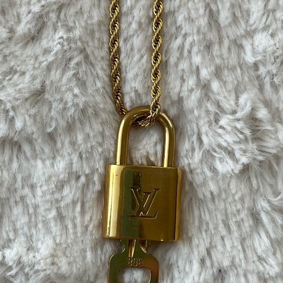 Authentic Louis Vuitton Lock and key necklace 308 - Picture 11 of 13